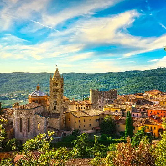 Una bella vista della città vecchia di Massa Marittima