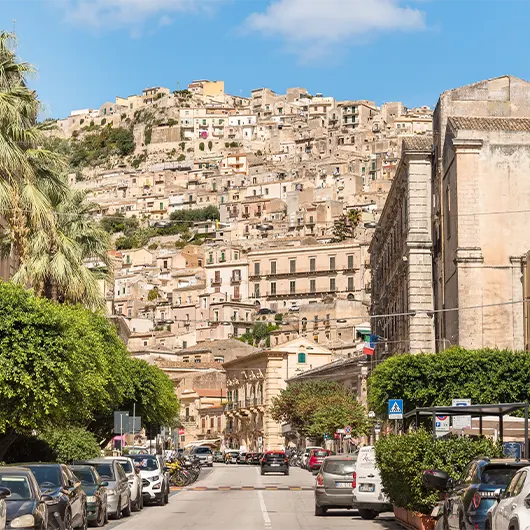 Una bella vista di una strada nel centro di Modica Bassa