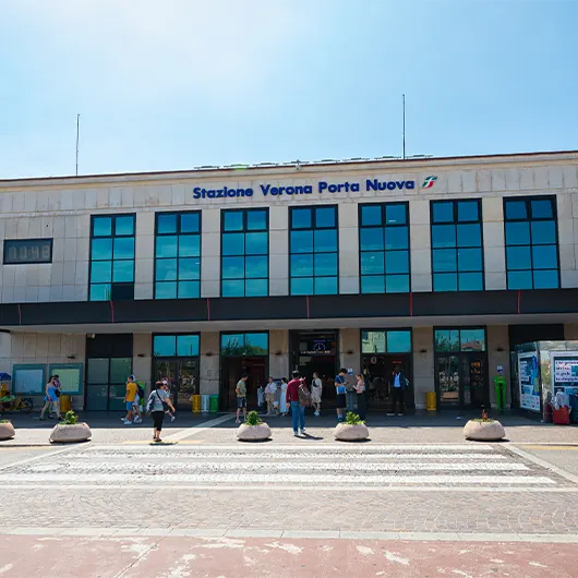 Una bella vista della stazione centrale di Verona
