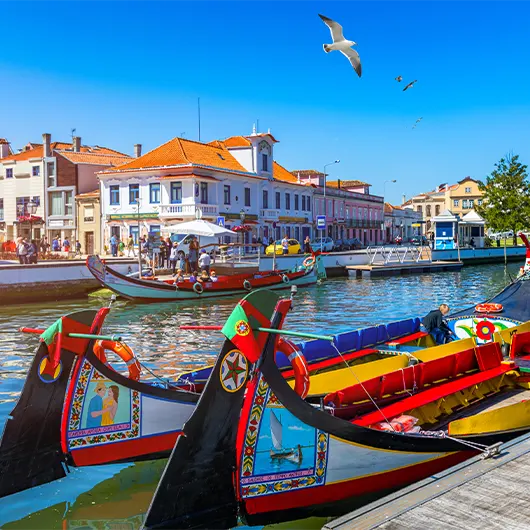 Uma vista panorâmica do canal em Aveiro