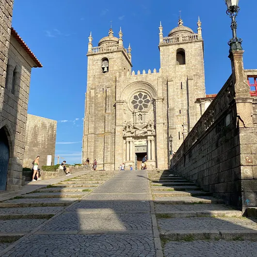 Une vue panoramique de la cathédrale de Porto