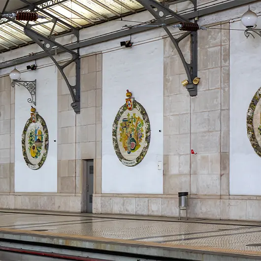 Una vista panoramica dell'interno della stazione ferroviaria di Rossio