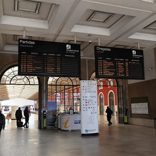 Una vista panoramica della stazione di Santa Apolonia