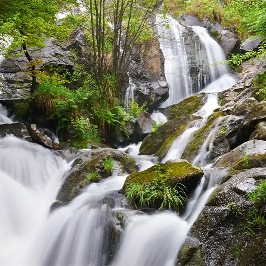 Una bella vista della cascata di San Paio