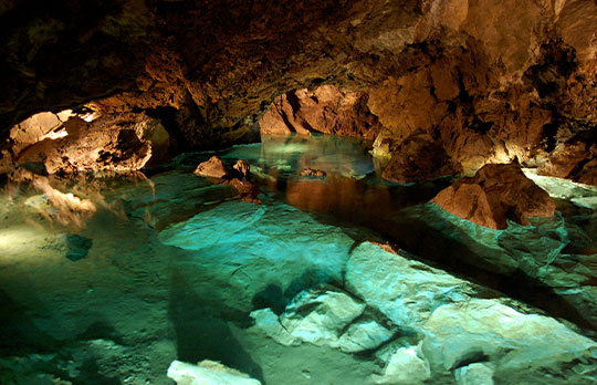 Les Grottes Dolomitiques de Bozkov