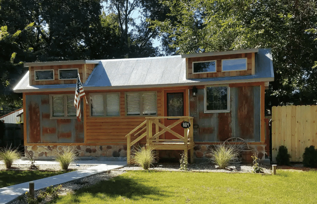 5. Rustic Retreat Tiny house- Burwell