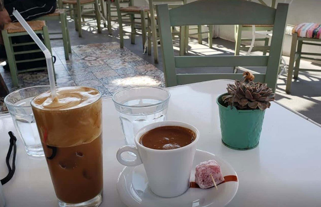 https://cdn.enjoytravel.com/img/travel-news/the-7-best-coffee-shops-in-santorini-akrothiri-bistro-cafe-cocktail-bar.jpg