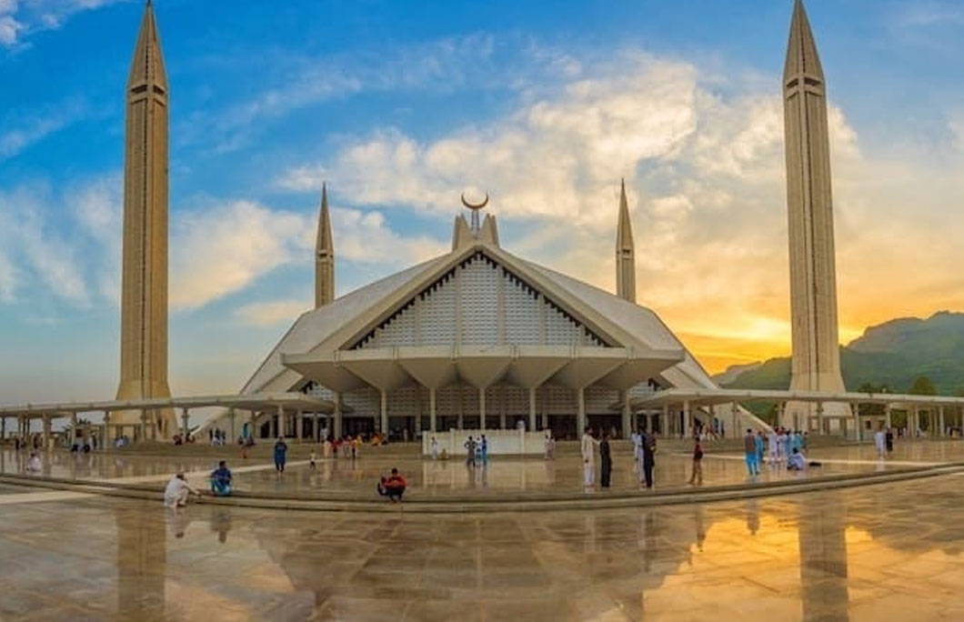The Faisal Mosque features Islamic architecture styles