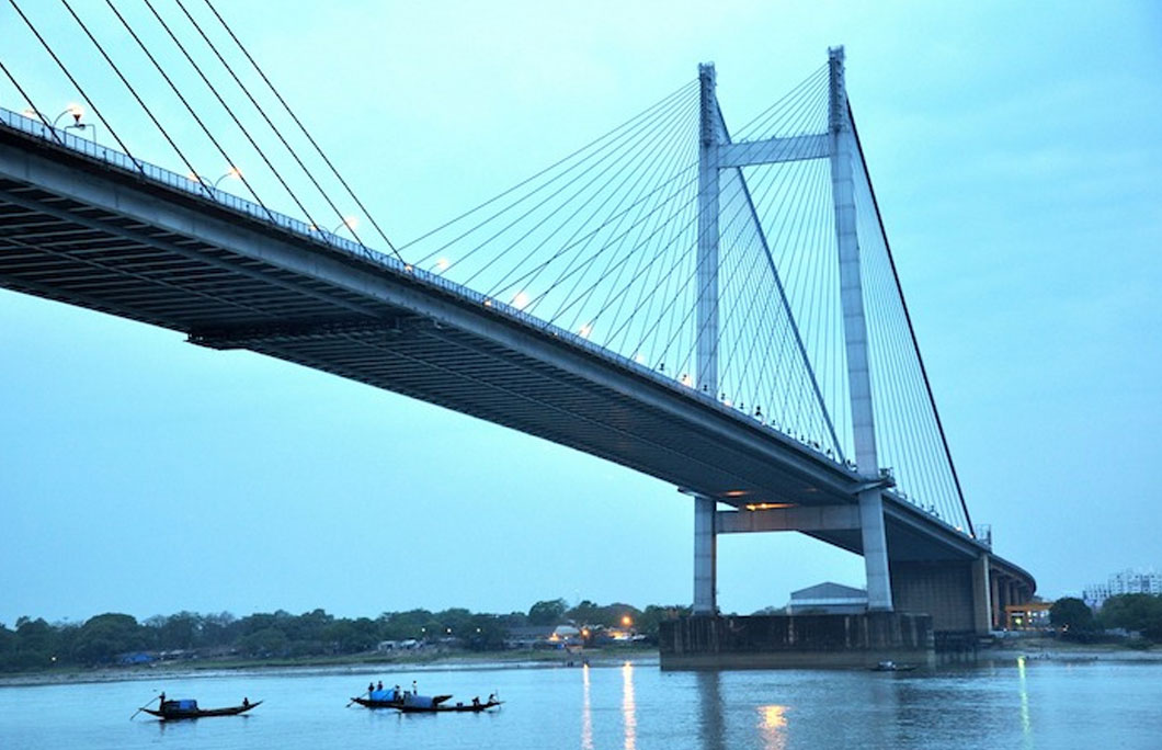 The world’s busiest cantilever bridge is in Kolkata